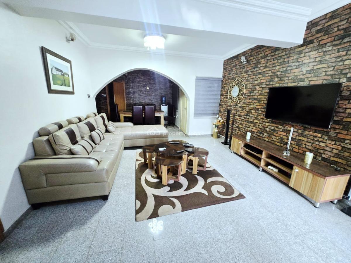 Spacious 2 Bedrooms Apartment, Upstairs, Lekki Phase 1, Lekki, Lagos, Flat / Apartment for Rent