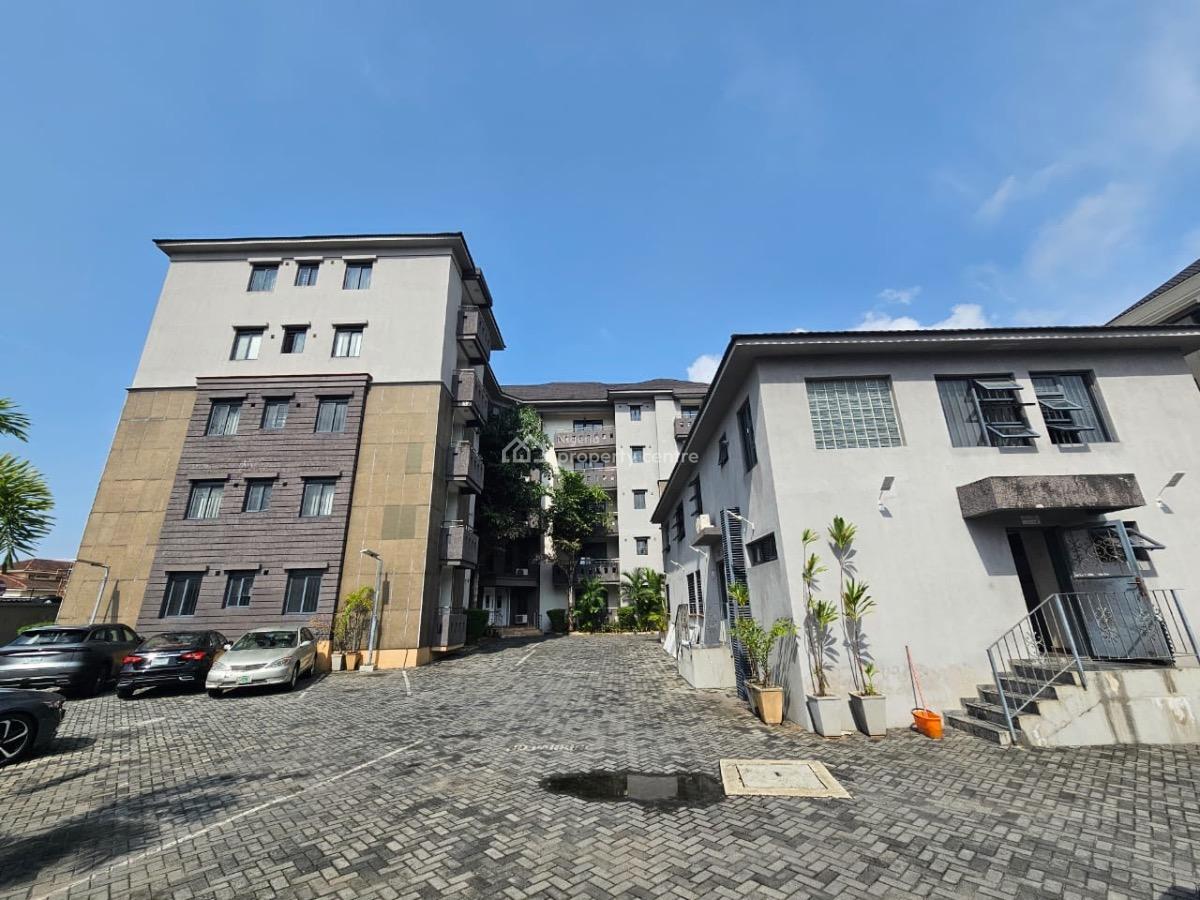 Well Maintained 3 Bedrooms Apartments with Bq, Pool and Gym, Lekki Phase 1, Lekki, Lagos, Flat / Apartment for Rent