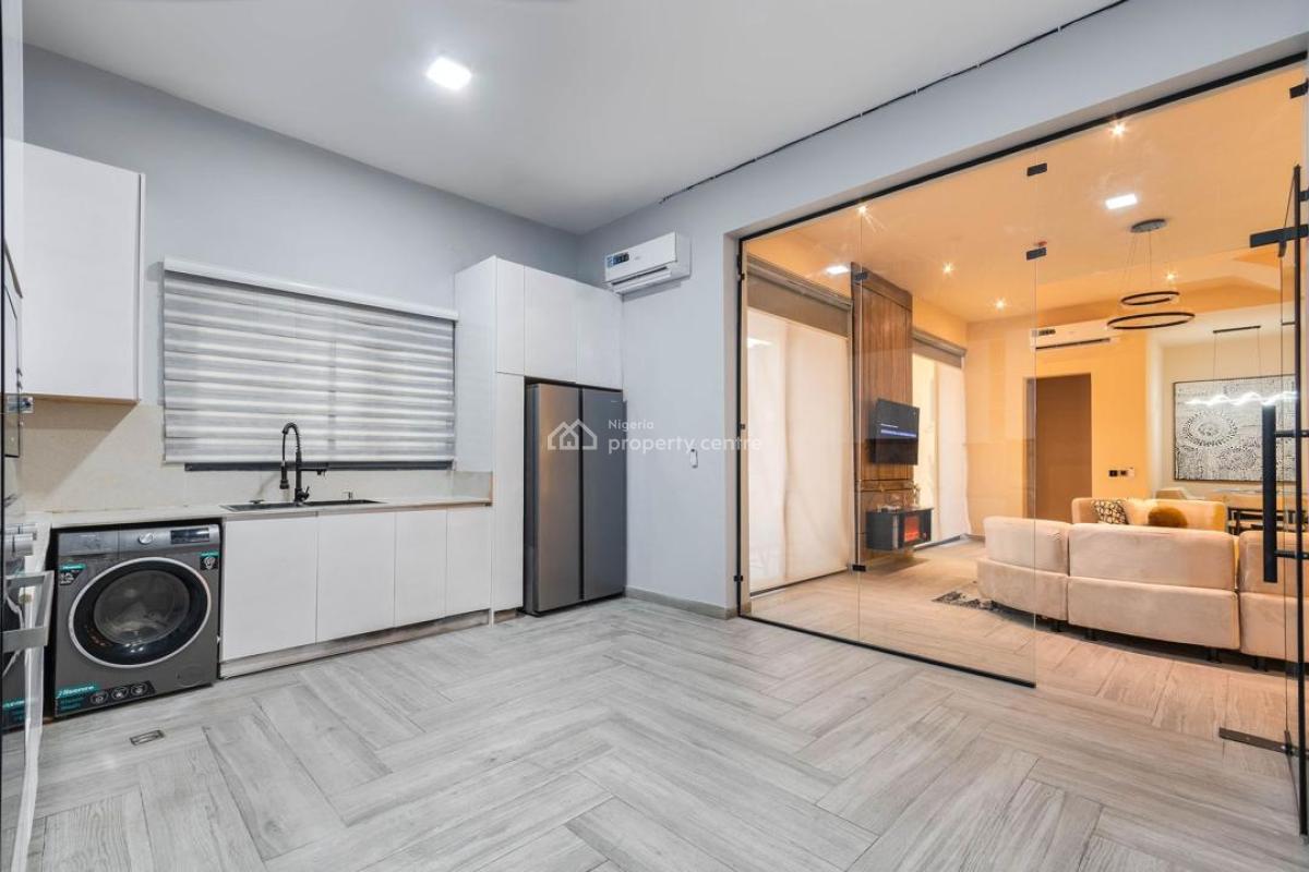 Nicely Furnished 4 Bedroom Apartment, Lekki Phase 1, Lekki, Lagos, Flat / Apartment Short Let