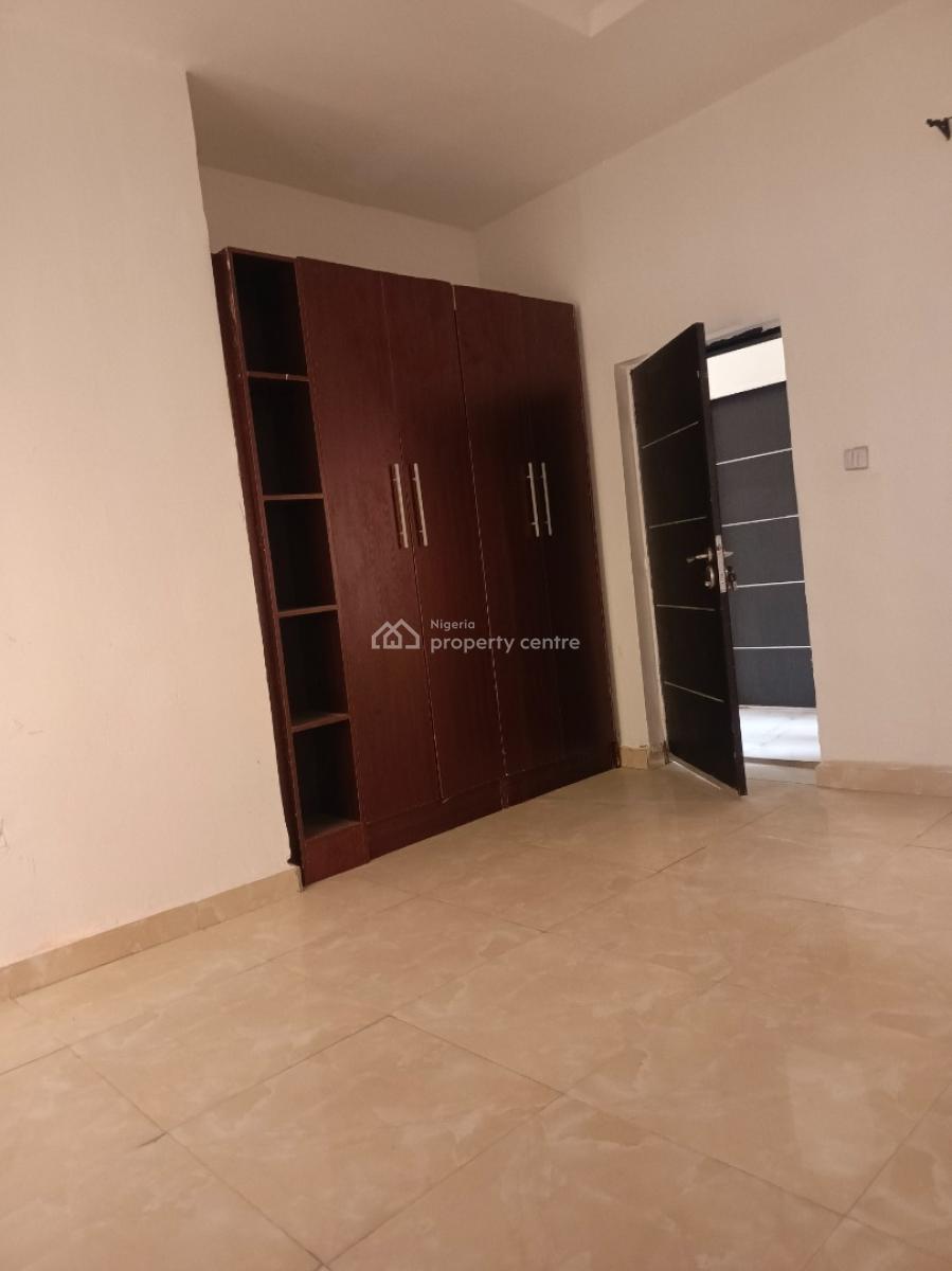 Spacious 2 Bedroom Apartment in an Estate, Guzape District, Abuja, Flat / Apartment for Rent