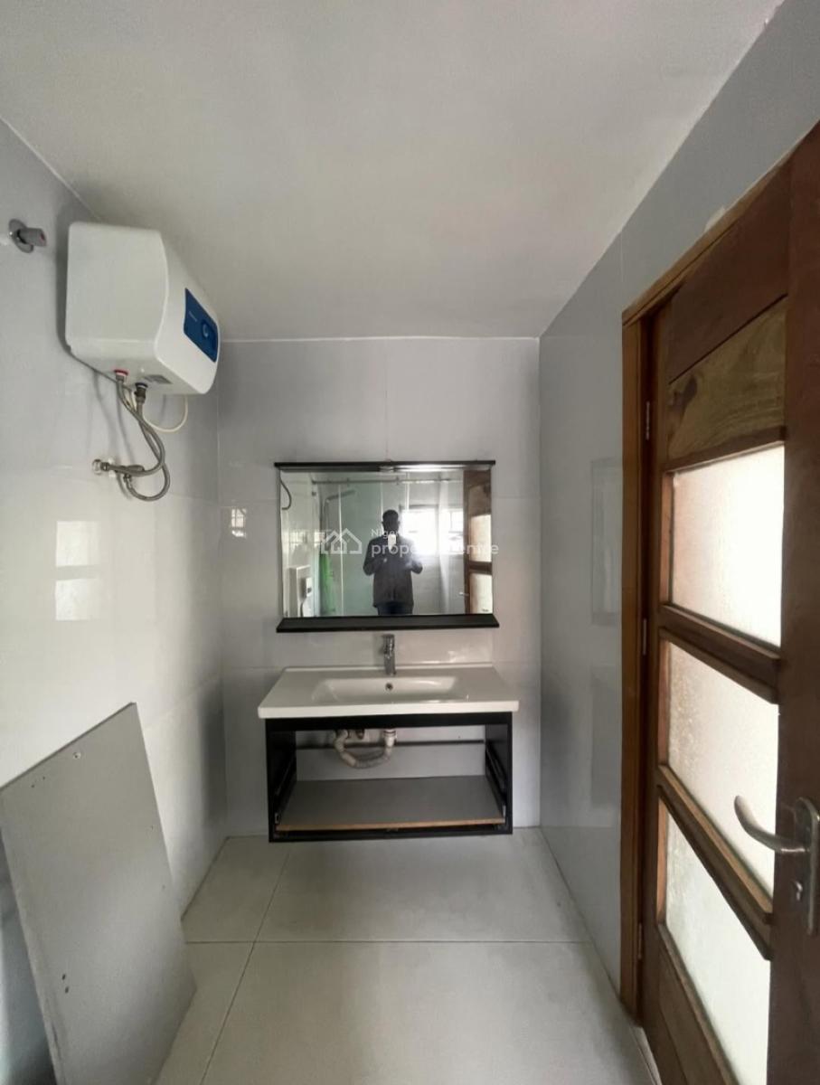 Self-serviced and Self-compound 5 Bedroom En-suite Detached House with, Lekki Phase 1, Lekki, Lagos, House for Rent