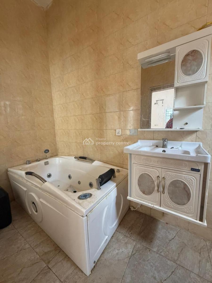 Masters Bedroom Sharing Kitchen Only, Orchid Road, Lekki, Lagos, Flat / Apartment for Rent