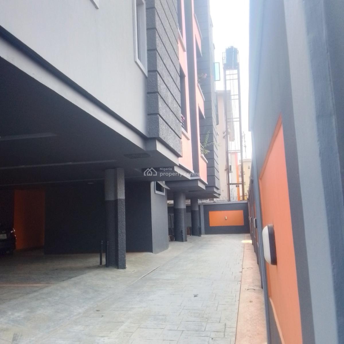 Relatively New and Spacious 3 Bedroom Flat, Anthony Maryland, Anthony, Maryland, Lagos, Flat / Apartment for Rent