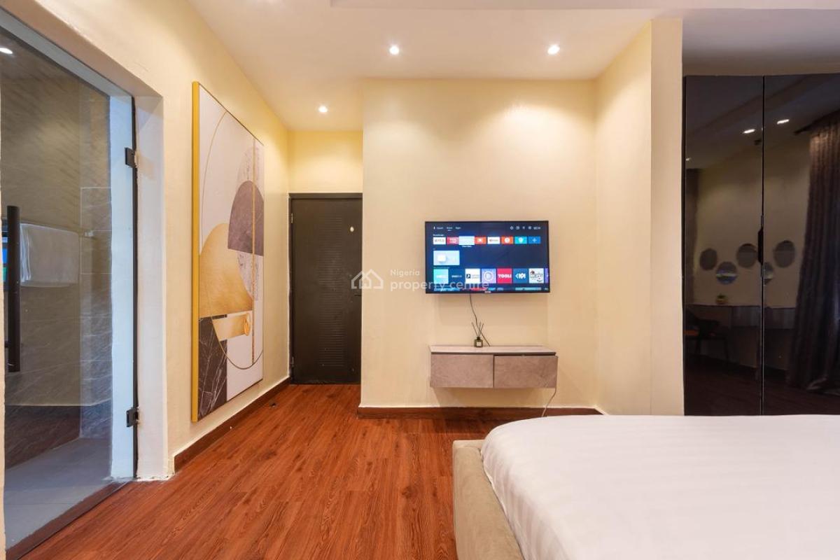 Luxury 3 Bedroom En-suite Apartment with Speedy Wi-fi, Snooker &tennis, Balcony, Pool, Ps5, Comfortable & Secure, Lekki Phase 1, Lekki, Lagos, Flat / Apartment Short Let
