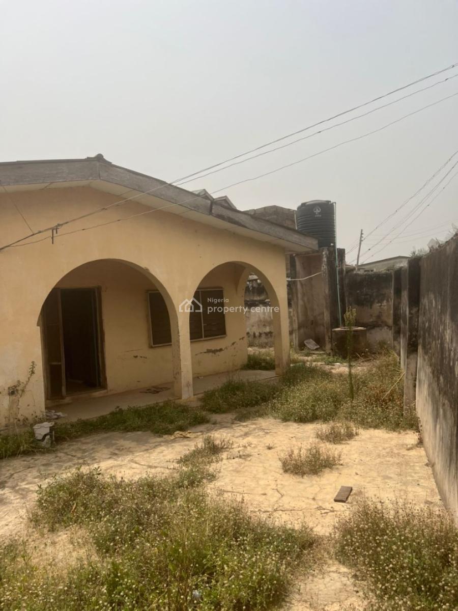3 Bedroom Bungalow with a Unit of Room & Palour Self on 521sqm, Ashi Bodija, New Bodija, Ibadan, Oyo, Block of Flats for Sale