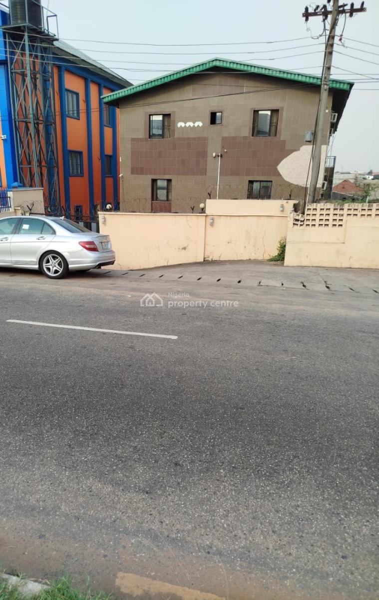 Hotel 600sqm, Ogudu Busy Road, Ogudu, Lagos, Hotel / Guest House for Sale