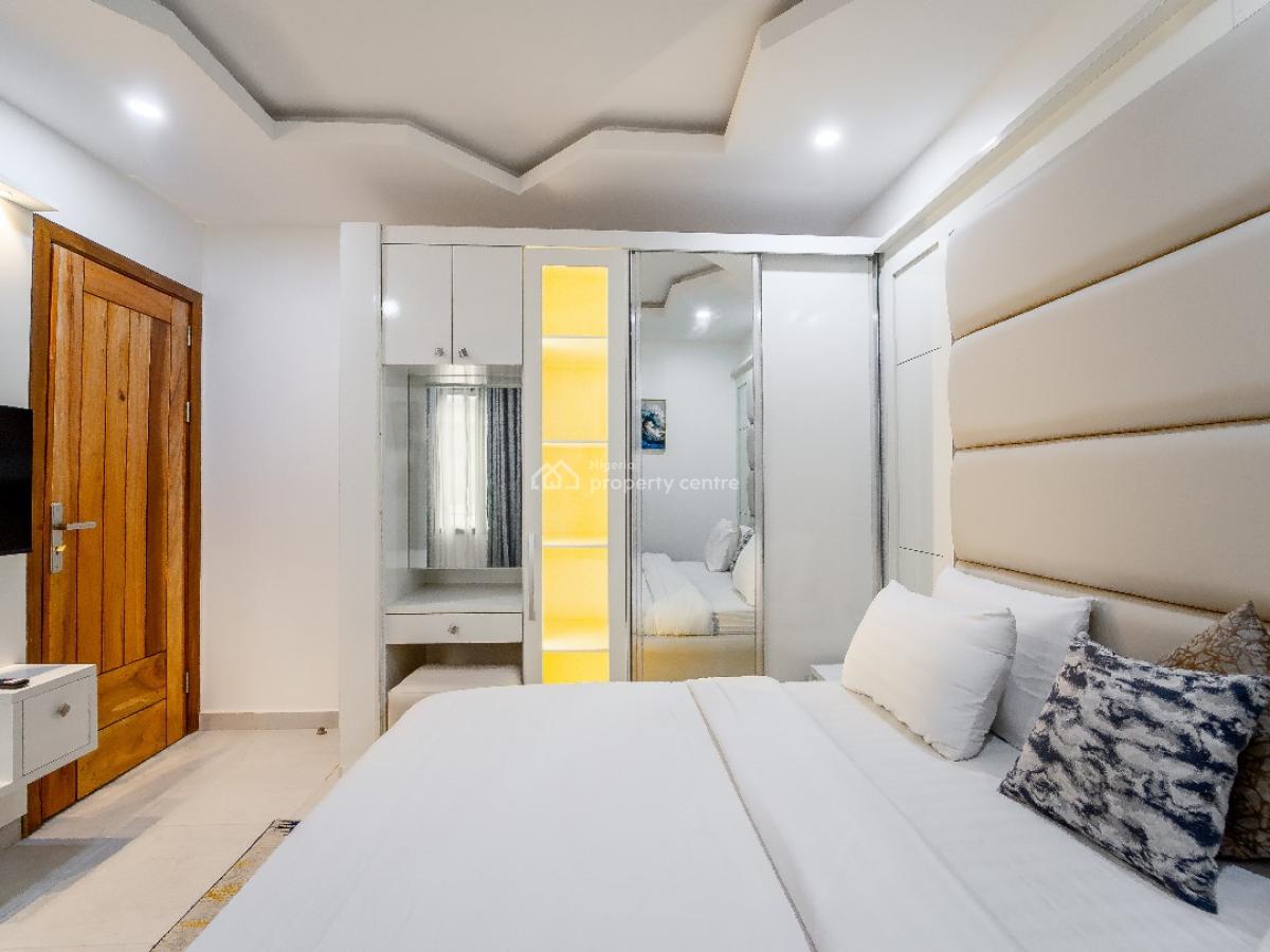 Nicely Furnished 5 Bedroom Apartment, Lekki Phase 1, Lekki, Lagos, Flat / Apartment Short Let