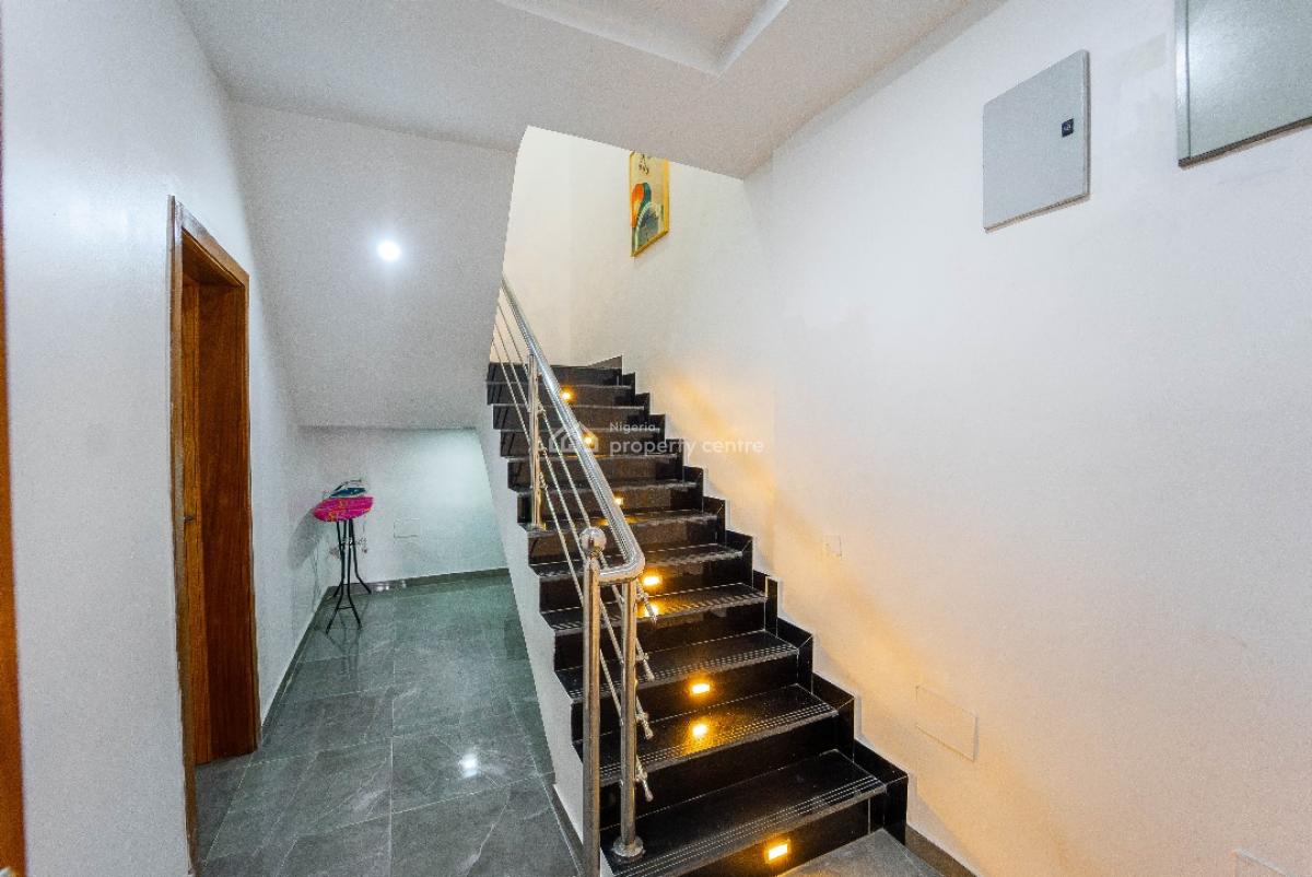 Nicely Furnished 5 Bedroom Apartment, Lekki Phase 1, Lekki, Lagos, Flat / Apartment Short Let
