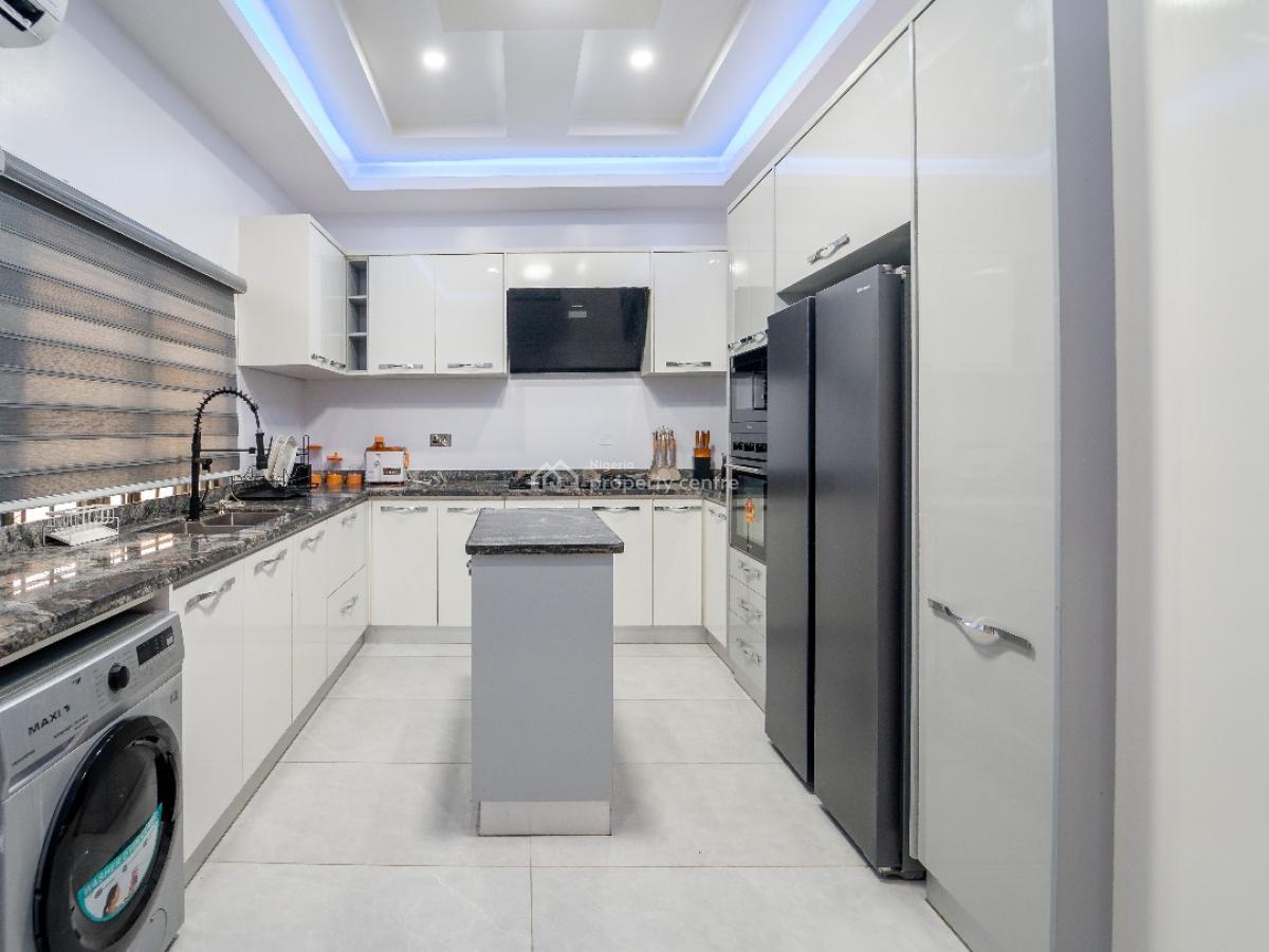 Nicely Furnished 5 Bedroom Apartment, Lekki Phase 1, Lekki, Lagos, Flat / Apartment Short Let