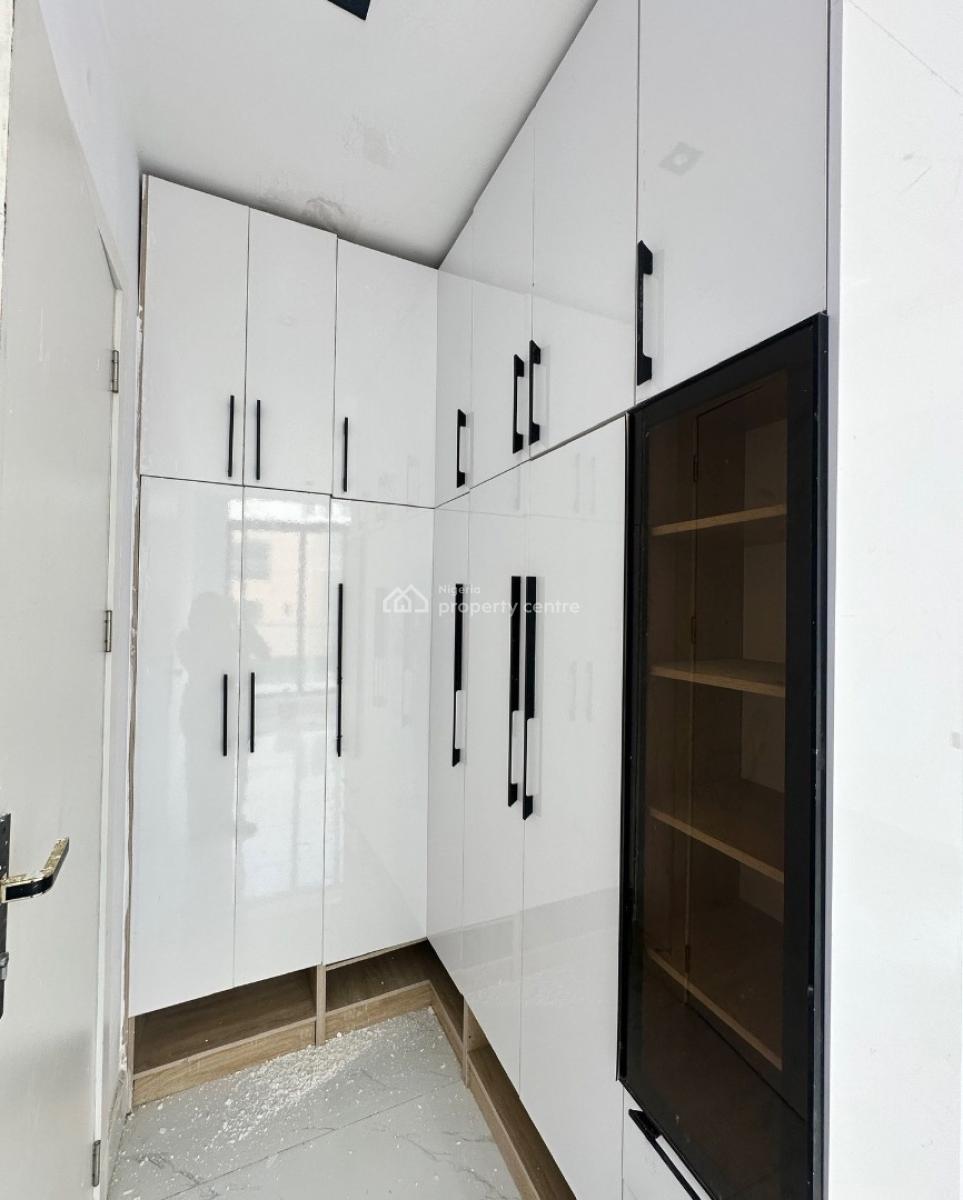 Lovely 2 Bedroom Apartment with Bq, Lekki Phase 1, Lekki Phase 1, Lekki, Lagos, Block of Flats for Sale