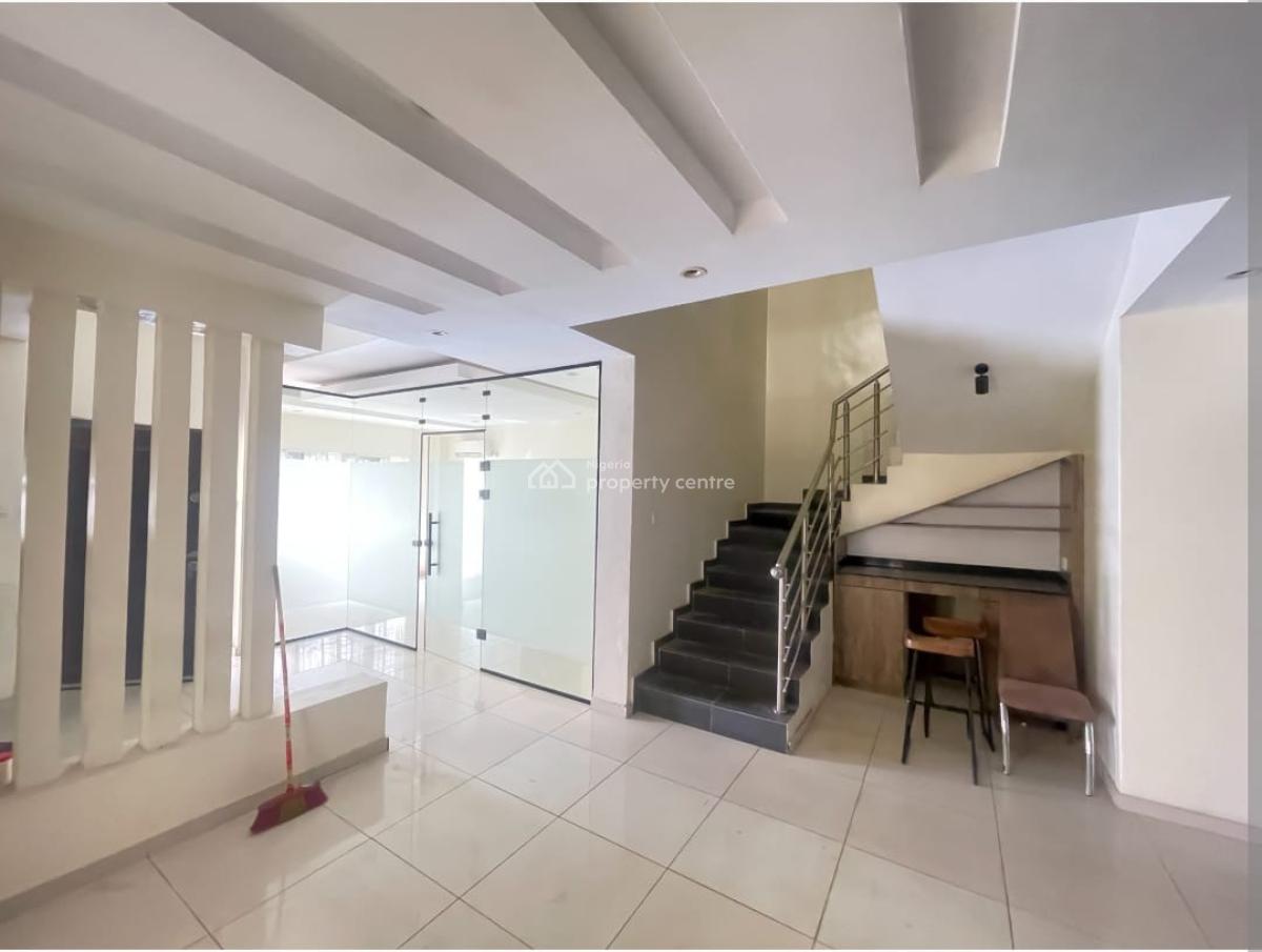 Spacious 4bedroom, Lekki Phase 1, Lekki, Lagos, Commercial Property for Rent