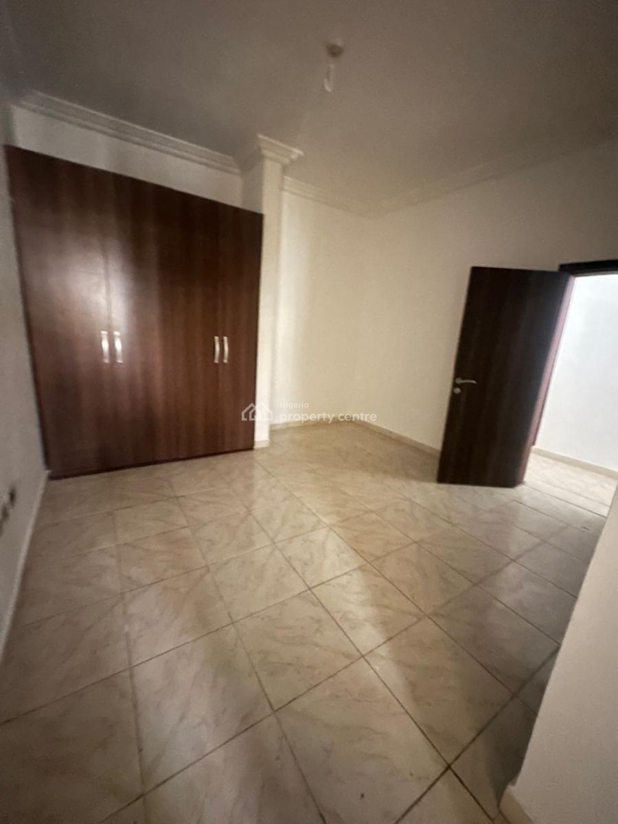 4 Bedroom Flat with 4 Toilets on The Ground Floor, Lekki Phase 1, Lekki, Lagos, Flat / Apartment for Rent