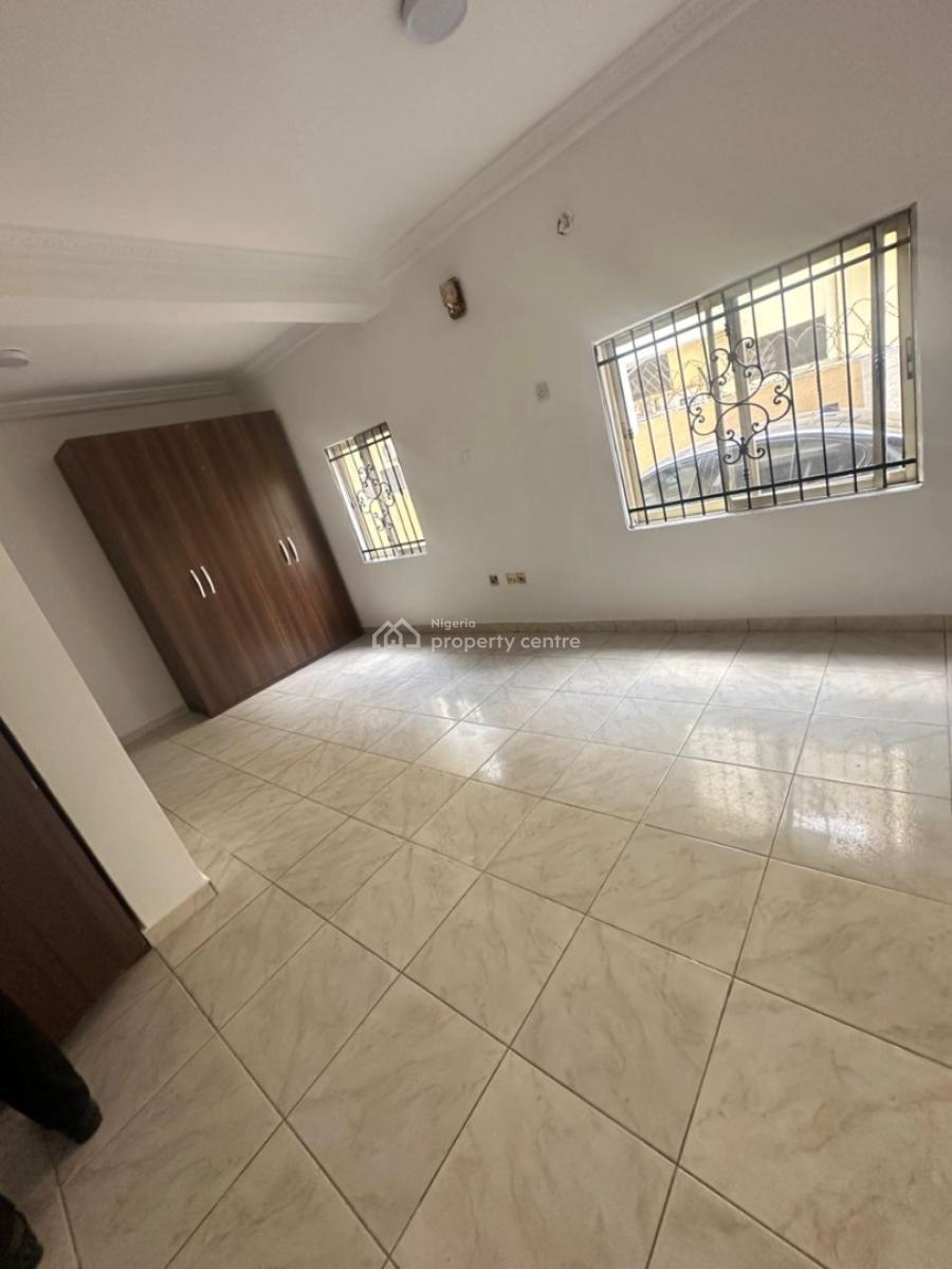 4 Bedroom Flat with 4 Toilets on The Ground Floor, Lekki Phase 1, Lekki, Lagos, Flat / Apartment for Rent