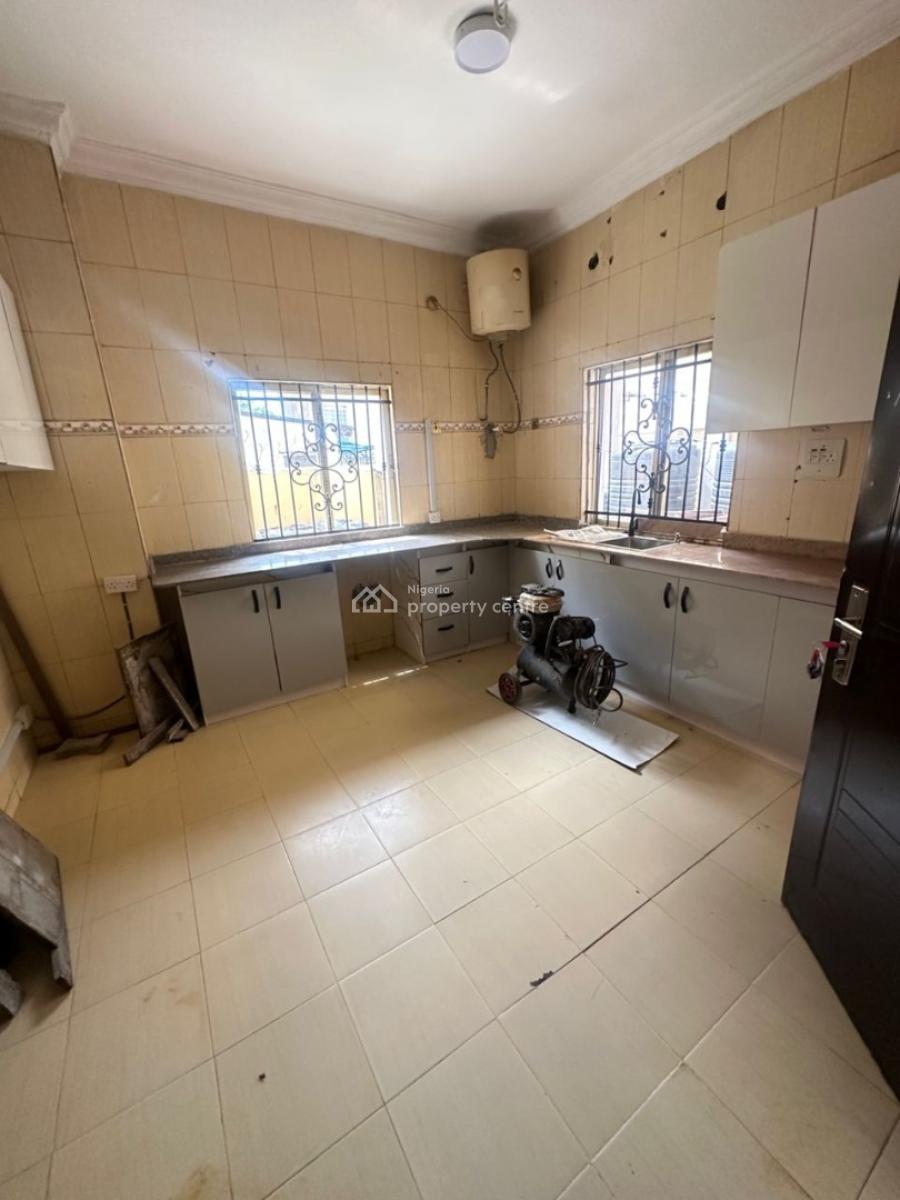 4 Bedroom Flat with 4 Toilets on The Ground Floor, Lekki Phase 1, Lekki, Lagos, Flat / Apartment for Rent