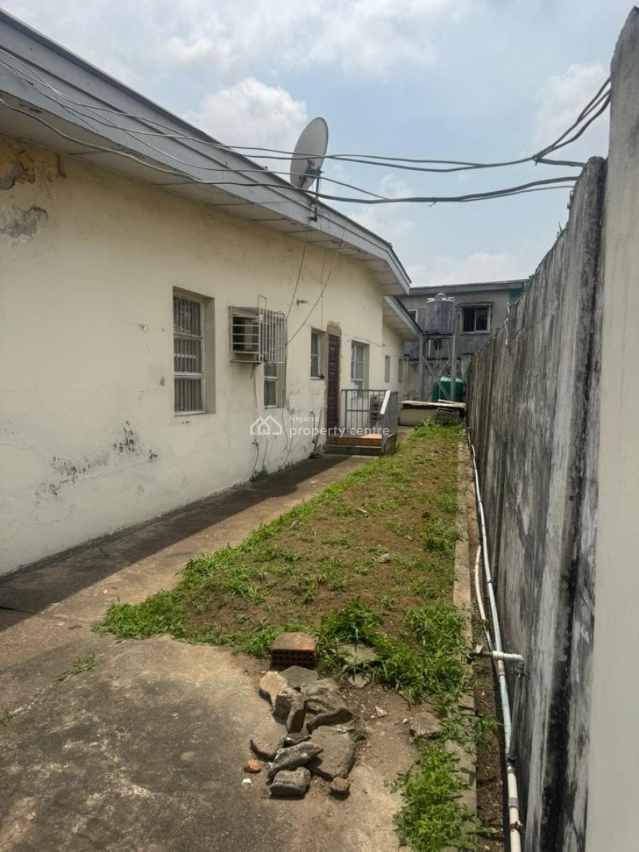 Spacious 3bedroom Bungalow, Surulere, Lagos, Office Space for Rent