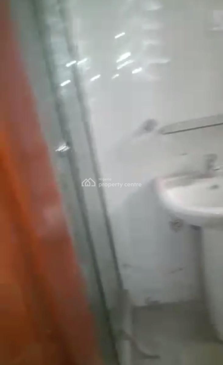 Spacious Standard 2 Bedroom Apartment, Obanikoro Estate, Obanikoro, Shomolu, Lagos, Flat / Apartment for Rent