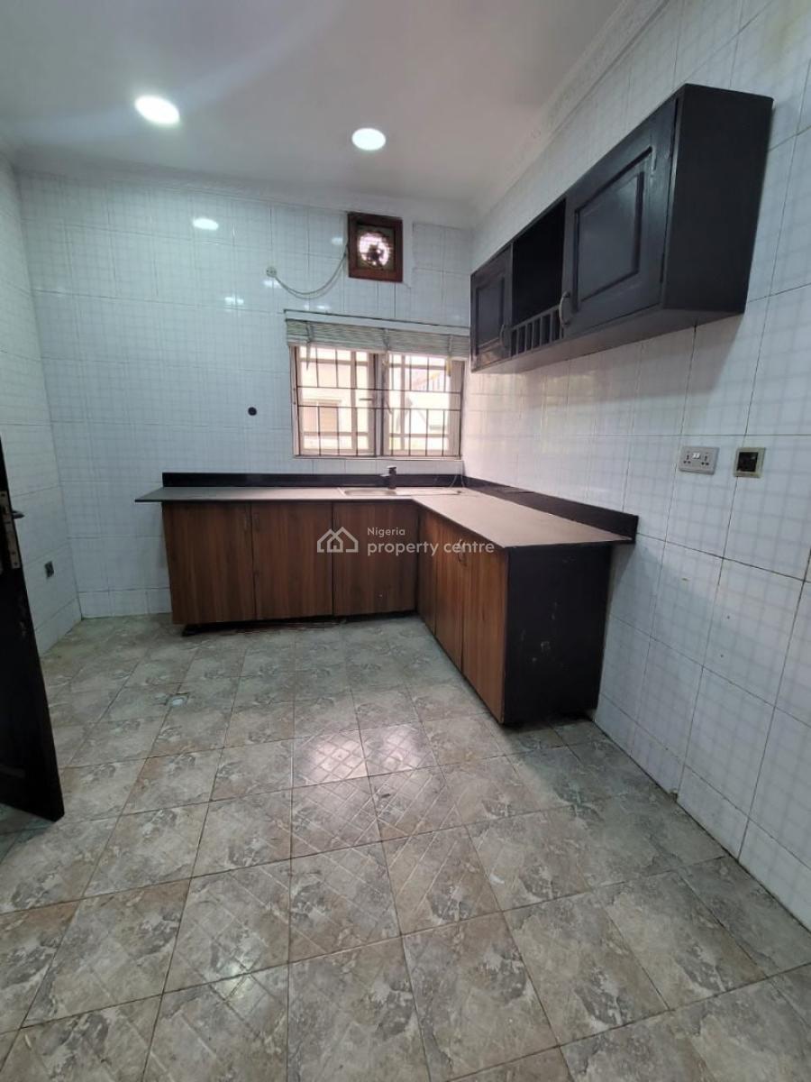 Spacious 2 Bedroom Apartment, Lekki Phase 1, Lekki, Lagos, Flat / Apartment for Rent