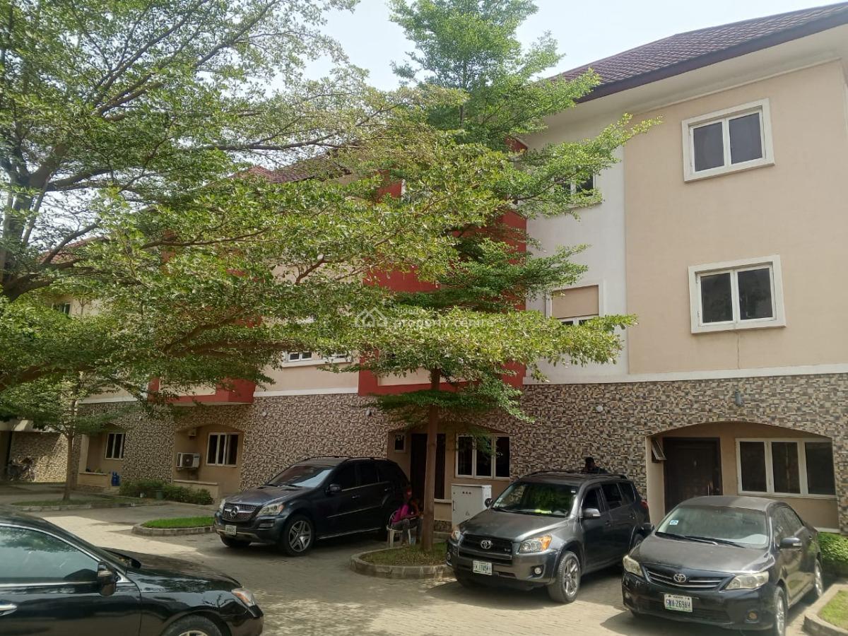 Well Maintained 4 Bedroom House, Osapa, Lekki, Lagos, Terraced Duplex for Rent