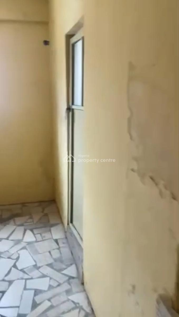 Decent 2 Bedroom Flat, Alagomeji, Yaba, Lagos, Flat / Apartment for Rent