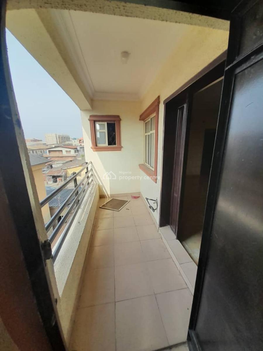Spacious 3 Bedroom Apartment All Rooms En-suite, Akoka, Yaba, Lagos, Flat / Apartment for Rent