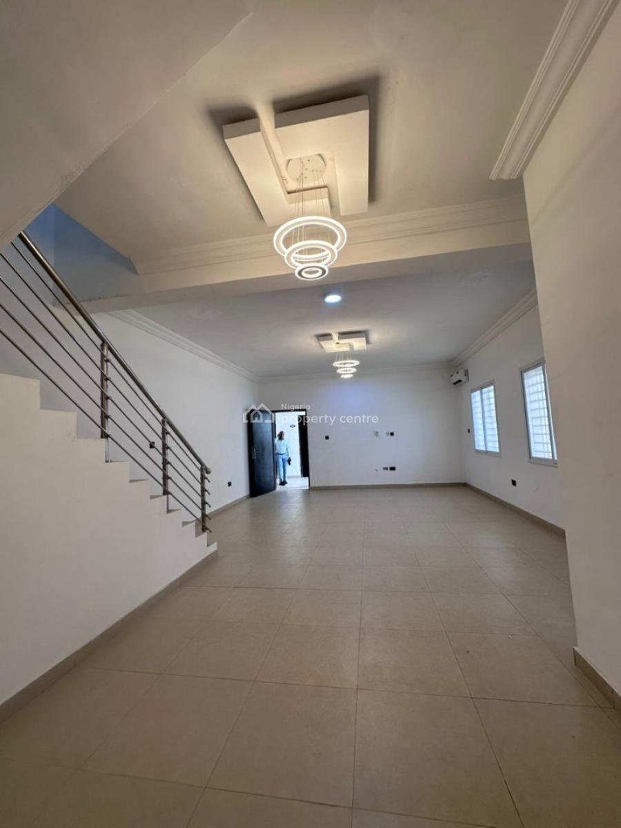 Spacious 3 Bedroom Upper Apartment, Abraham Adesanya, Lekki Phase 2, Lekki, Lagos, Flat / Apartment for Rent