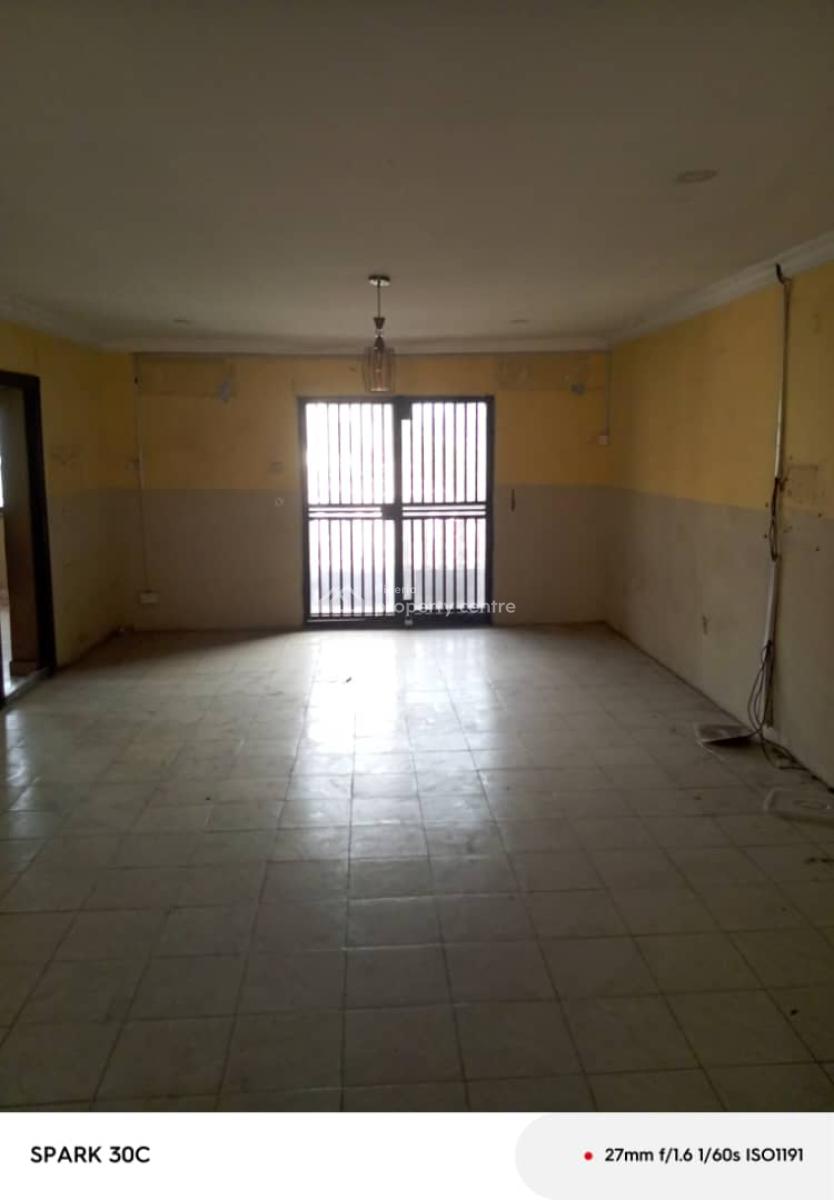 Old House But Well-maintained 4bedroom Flat at Magodo Phase 2, Gra Phase 2, Magodo, Lagos, Flat / Apartment for Rent
