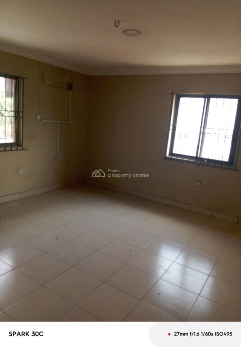 Old House But Well-maintained 4bedroom Flat at Magodo Phase 2, Gra Phase 2, Magodo, Lagos, Flat / Apartment for Rent