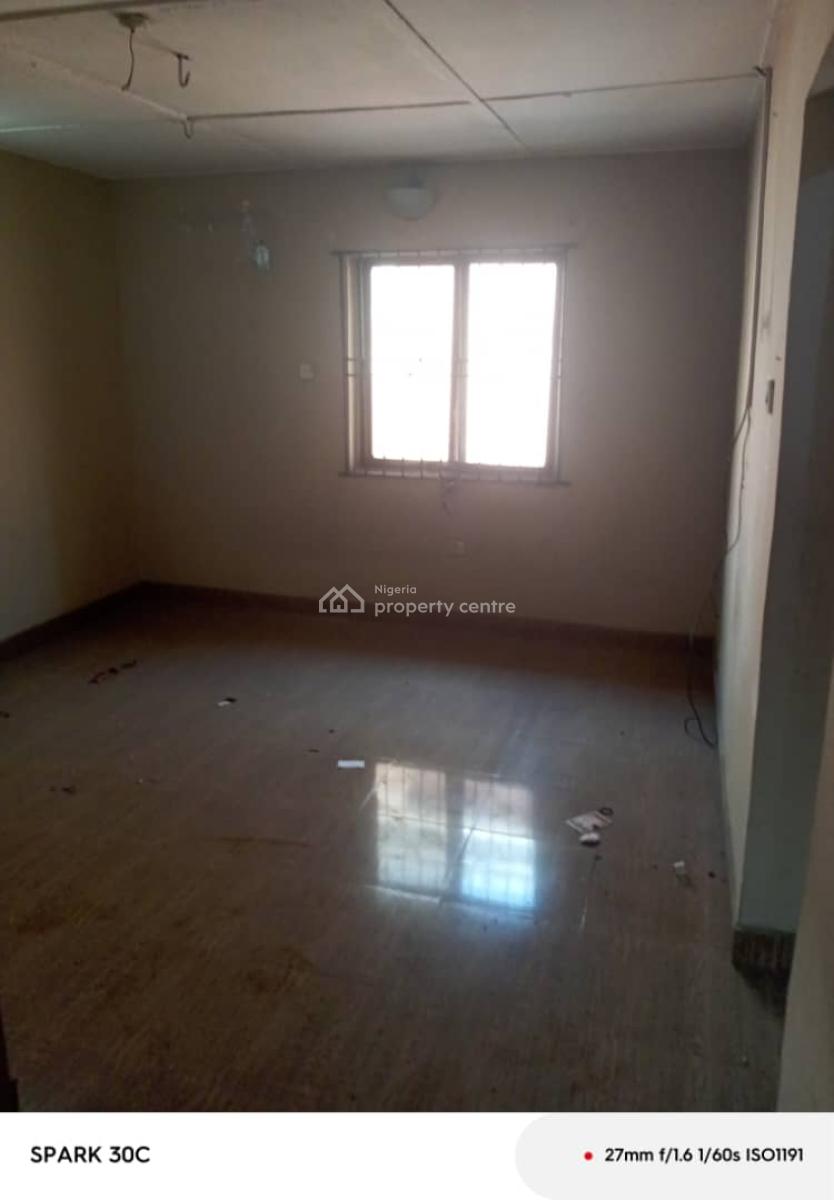 Old House But Well-maintained 4bedroom Flat at Magodo Phase 2, Gra Phase 2, Magodo, Lagos, Flat / Apartment for Rent