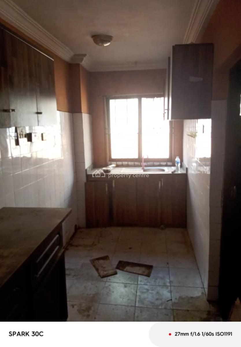 Old House But Well-maintained 4bedroom Flat at Magodo Phase 2, Gra Phase 2, Magodo, Lagos, Flat / Apartment for Rent