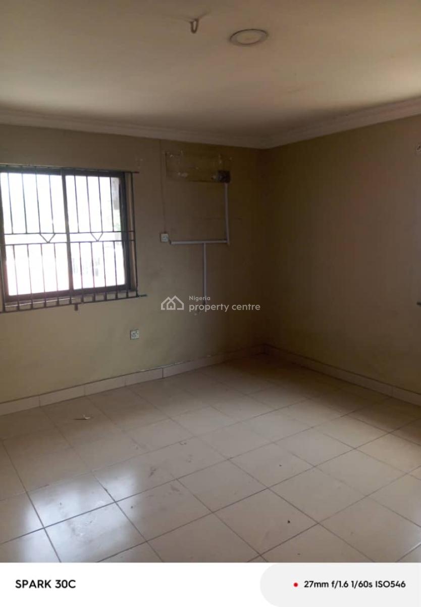 Old House But Well-maintained 4bedroom Flat at Magodo Phase 2, Gra Phase 2, Magodo, Lagos, Flat / Apartment for Rent