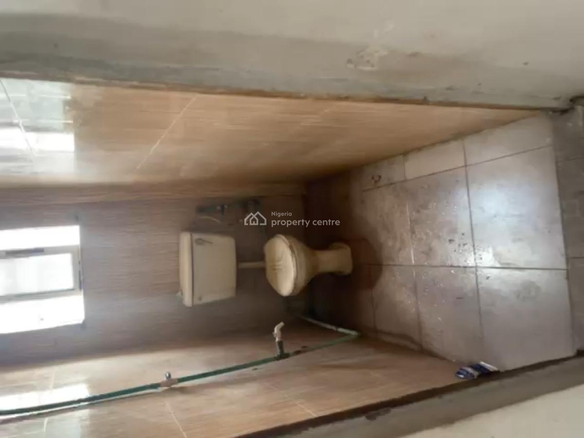 Top-floor Mini-flat, Adekunle, Yaba, Lagos, Flat / Apartment for Rent