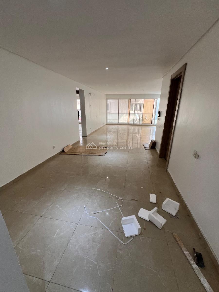 Spacious 3-bedroom Apartment (upstairs) with Bq, Lekki Phase 1, Lekki, Lagos, Flat / Apartment for Rent