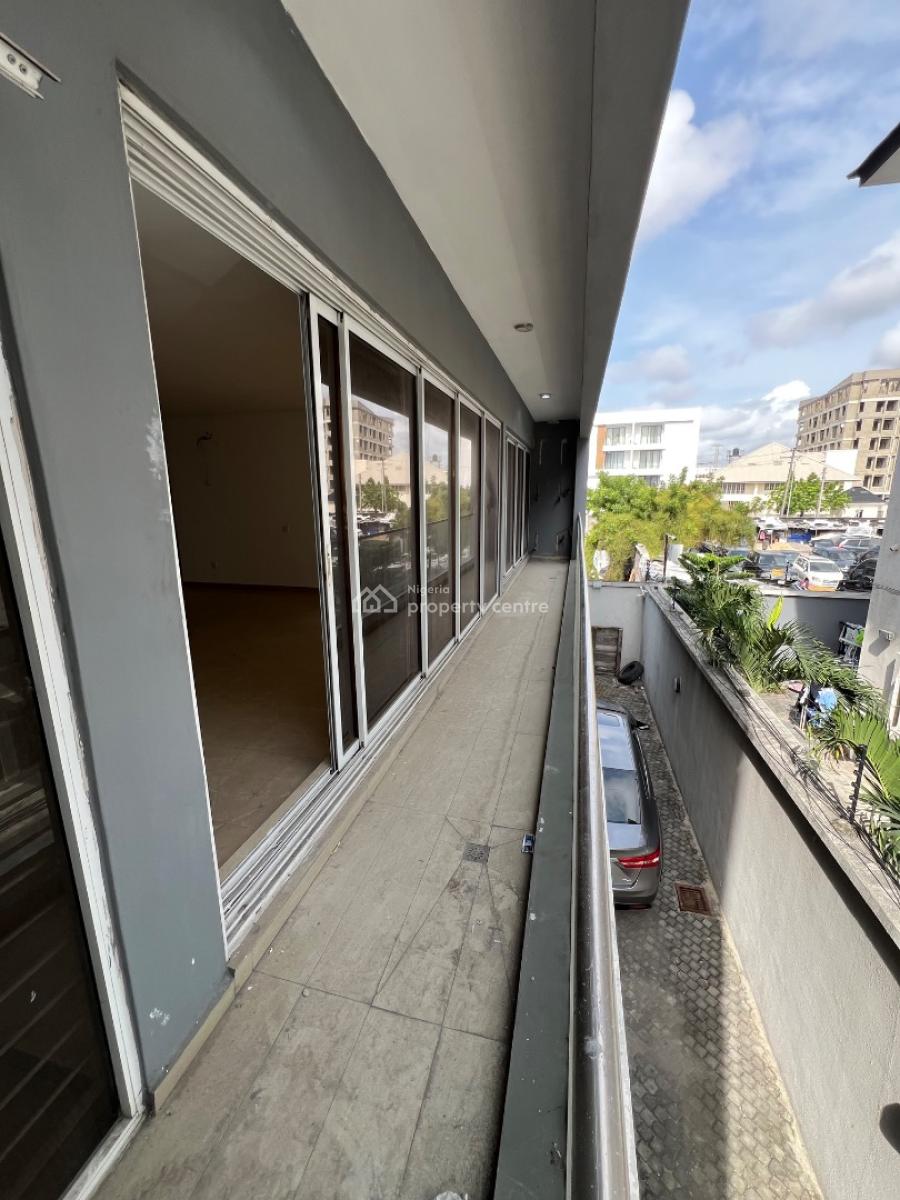 Spacious 3-bedroom Apartment (upstairs) with Bq, Lekki Phase 1, Lekki, Lagos, Flat / Apartment for Rent