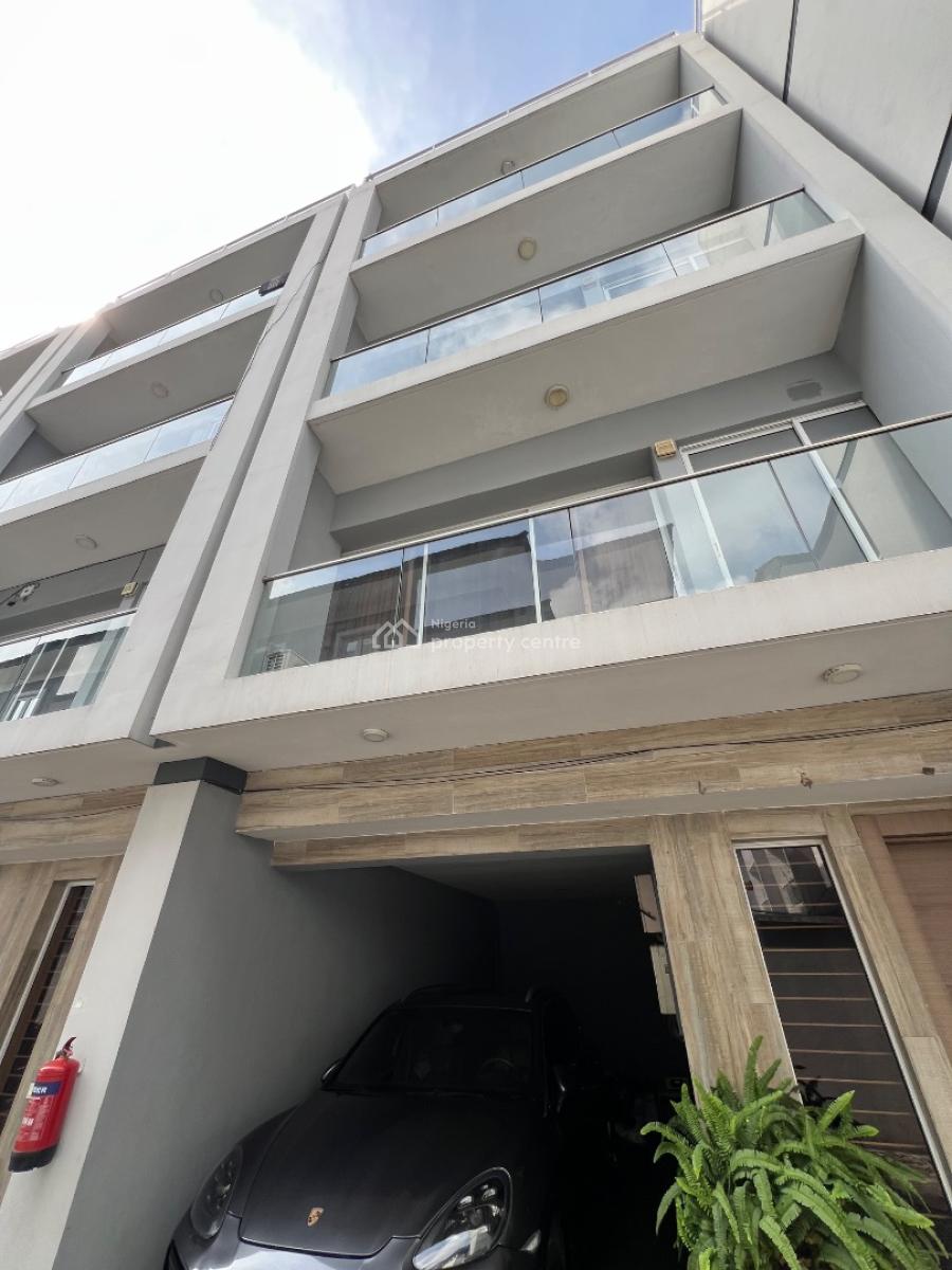 Spacious 3-bedroom Apartment (upstairs) with Bq, Lekki Phase 1, Lekki, Lagos, Flat / Apartment for Rent