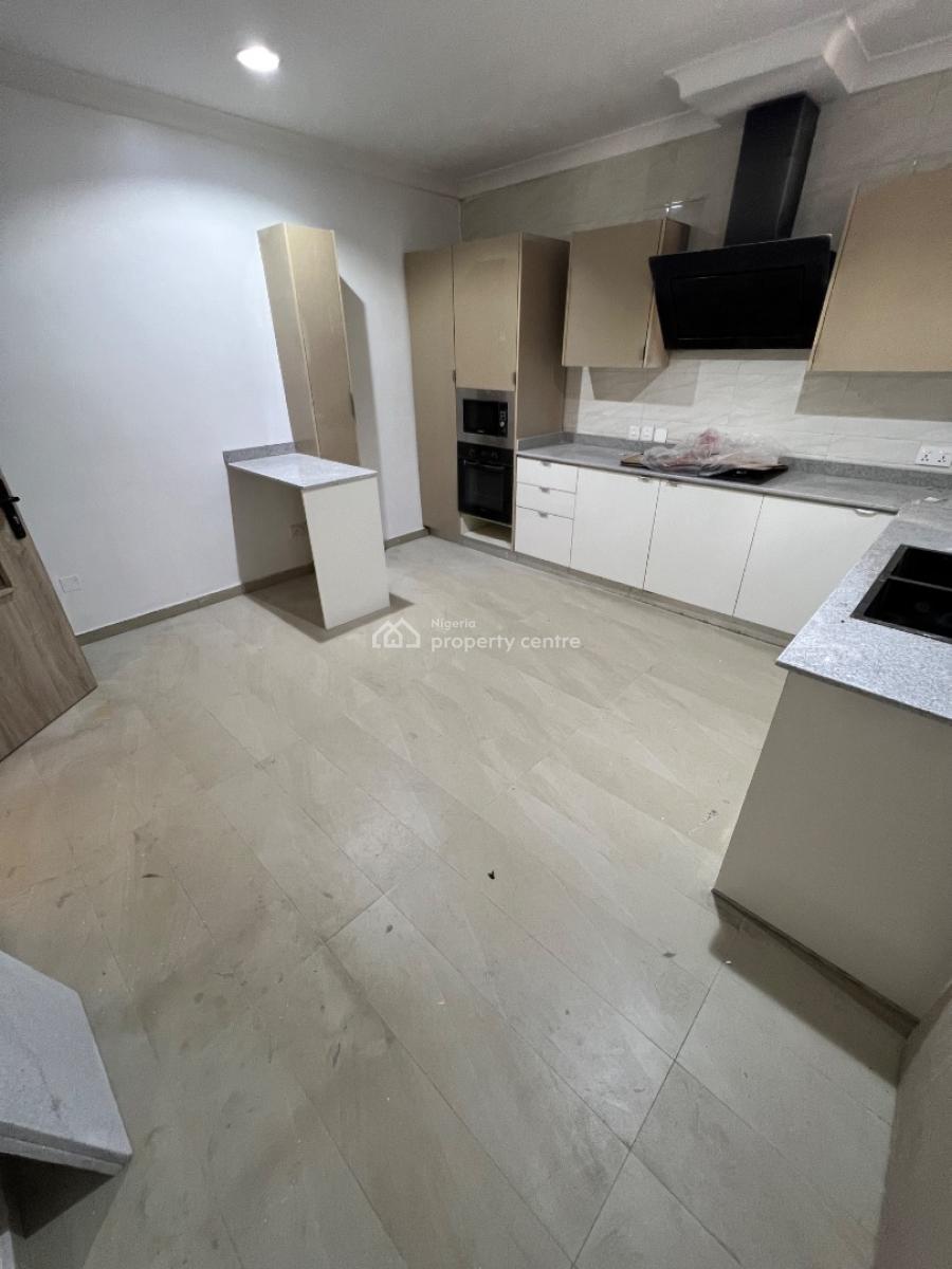 Spacious 3-bedroom Apartment (upstairs) with Bq, Lekki Phase 1, Lekki, Lagos, Flat / Apartment for Rent