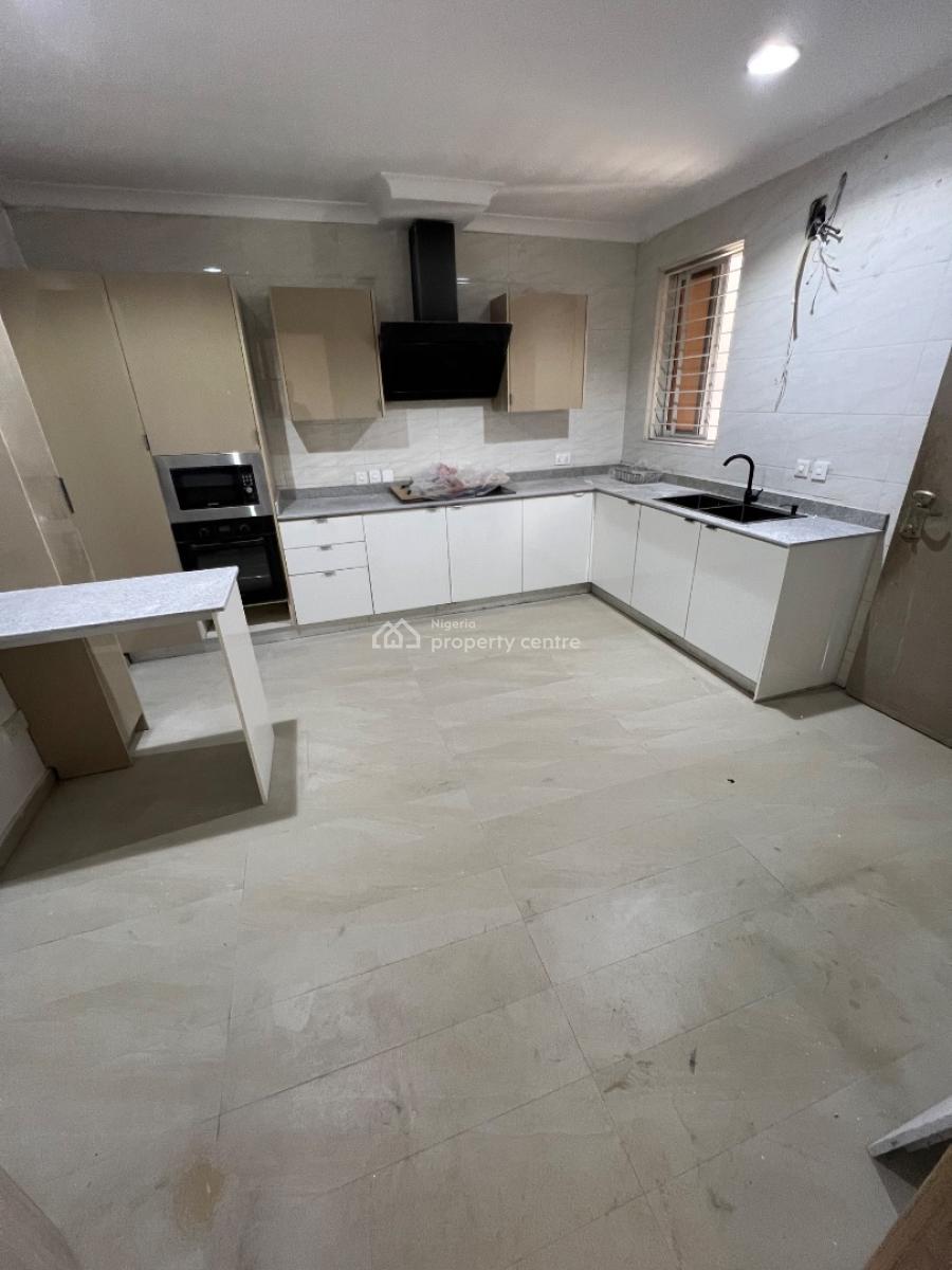 Spacious 3-bedroom Apartment (upstairs) with Bq, Lekki Phase 1, Lekki, Lagos, Flat / Apartment for Rent