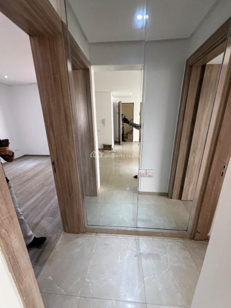 Spacious 3-bedroom Apartment (upstairs) with Bq, Lekki Phase 1, Lekki, Lagos, Flat / Apartment for Rent