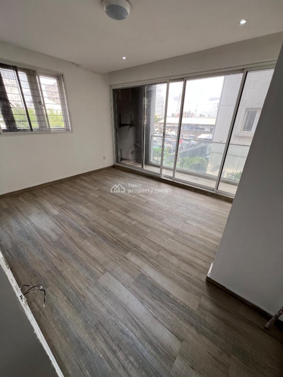 Spacious 3-bedroom Apartment (upstairs) with Bq, Lekki Phase 1, Lekki, Lagos, Flat / Apartment for Rent