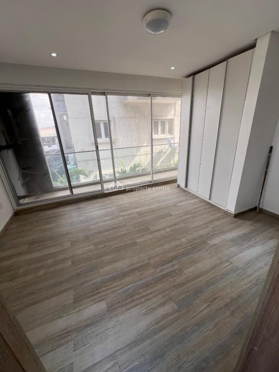 Spacious 3-bedroom Apartment (upstairs) with Bq, Lekki Phase 1, Lekki, Lagos, Flat / Apartment for Rent