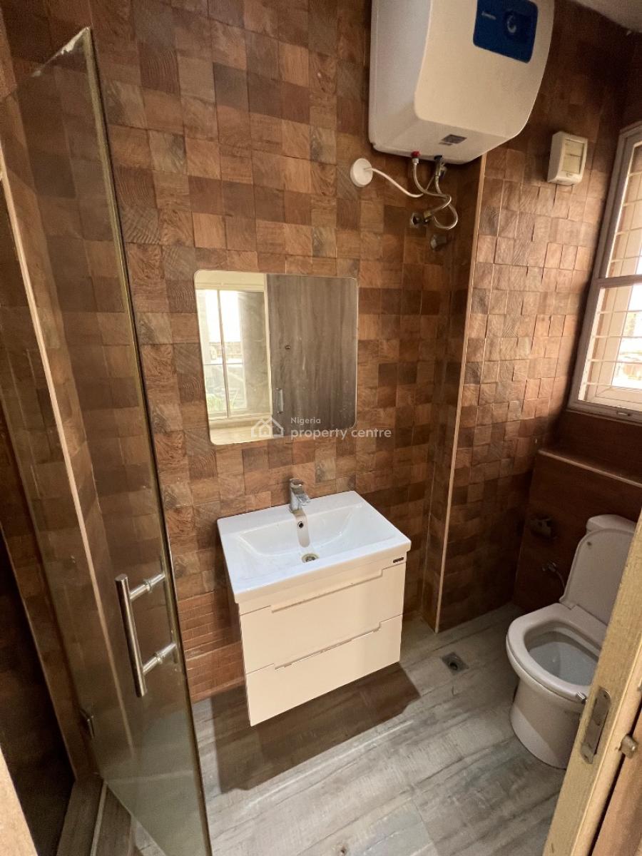 Spacious 3-bedroom Apartment (upstairs) with Bq, Lekki Phase 1, Lekki, Lagos, Flat / Apartment for Rent