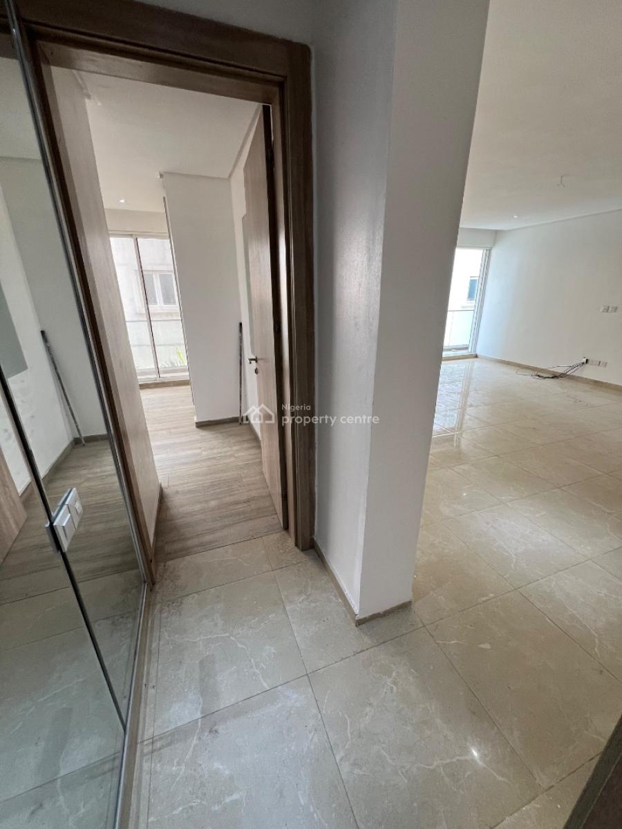 Spacious 3-bedroom Apartment (upstairs) with Bq, Lekki Phase 1, Lekki, Lagos, Flat / Apartment for Rent