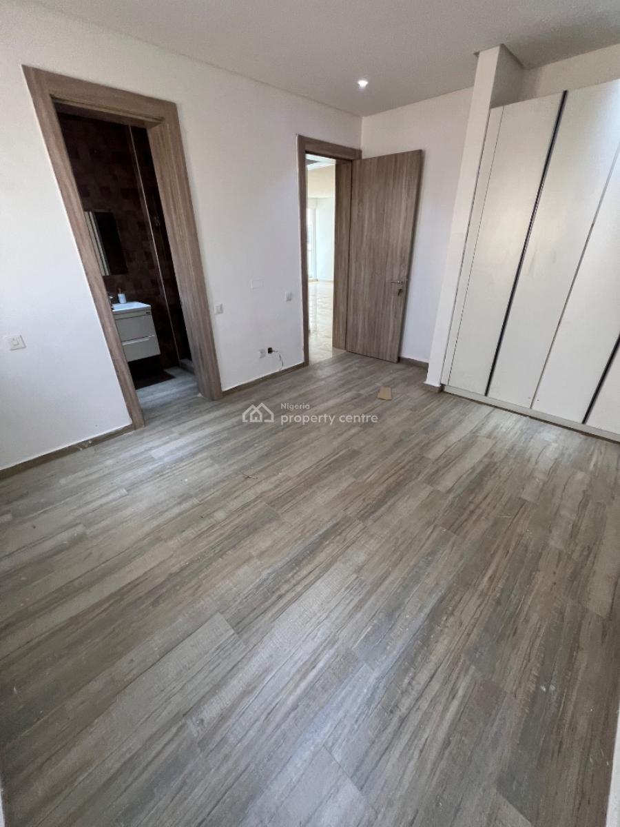 Spacious 3-bedroom Apartment (upstairs) with Bq, Lekki Phase 1, Lekki, Lagos, Flat / Apartment for Rent