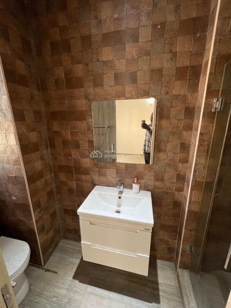 Spacious 3-bedroom Apartment (upstairs) with Bq, Lekki Phase 1, Lekki, Lagos, Flat / Apartment for Rent