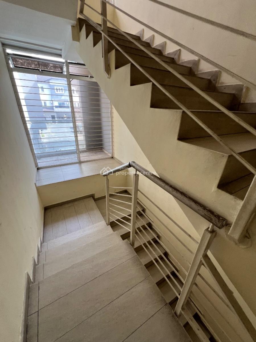 Spacious 3-bedroom Apartment (upstairs) with Bq, Lekki Phase 1, Lekki, Lagos, Flat / Apartment for Rent