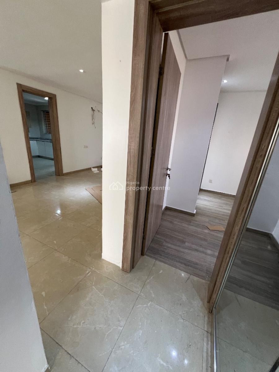 Spacious 3-bedroom Apartment (upstairs) with Bq, Lekki Phase 1, Lekki, Lagos, Flat / Apartment for Rent