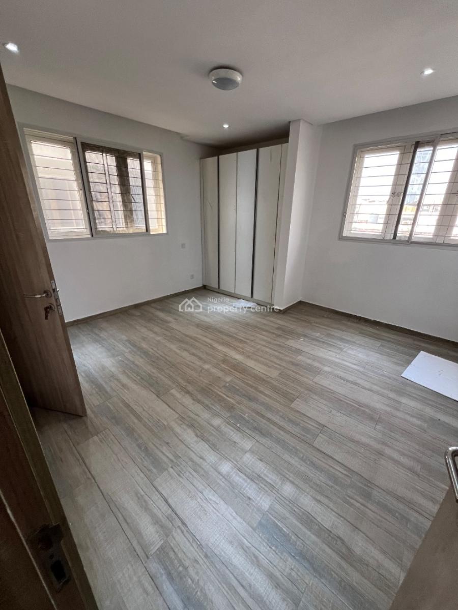 Spacious 3-bedroom Apartment (upstairs) with Bq, Lekki Phase 1, Lekki, Lagos, Flat / Apartment for Rent