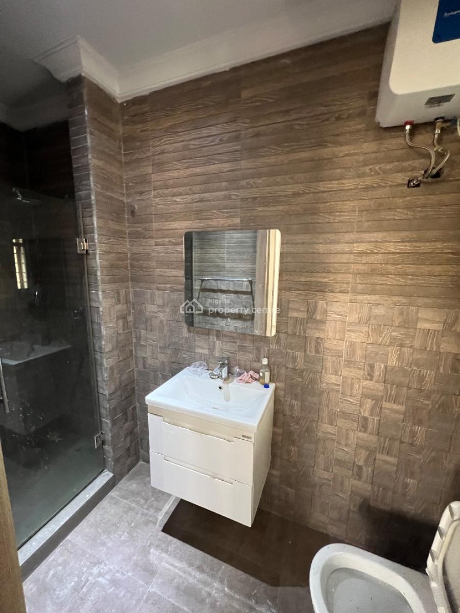 Spacious 3-bedroom Apartment (upstairs) with Bq, Lekki Phase 1, Lekki, Lagos, Flat / Apartment for Rent