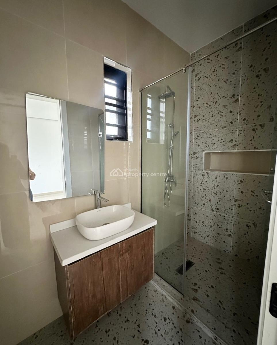 Lovely 2 Bedroom Apartment with Bq, Lekki Phase 1, Lekki Phase 1, Lekki, Lagos, Block of Flats for Sale