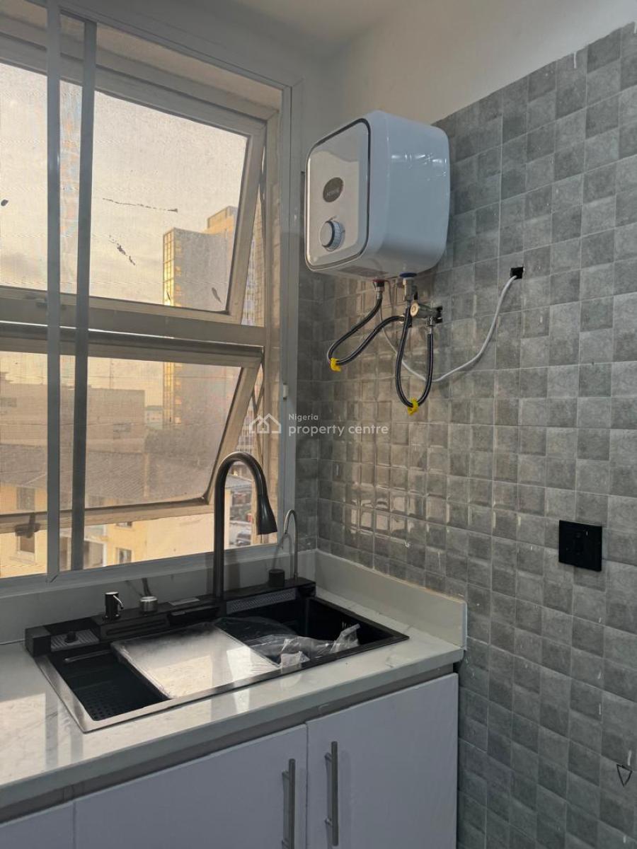 Spacious 3 Bedroom Apartment with a Room Bq on The 4th Floor, South West Ikoyi, Ikoyi, Lagos, Flat / Apartment for Rent