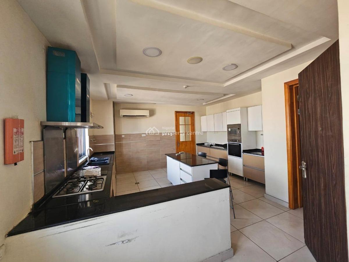 Spacious Massive Luxruy 3 Bedroom Flat, Lekki Phase 1, Lekki, Lagos, Flat / Apartment for Rent